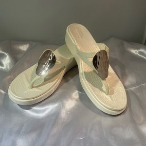 Crocs Sanrah Liquid Metallic Wedge Flip Flop Sandal White Women's Size7w